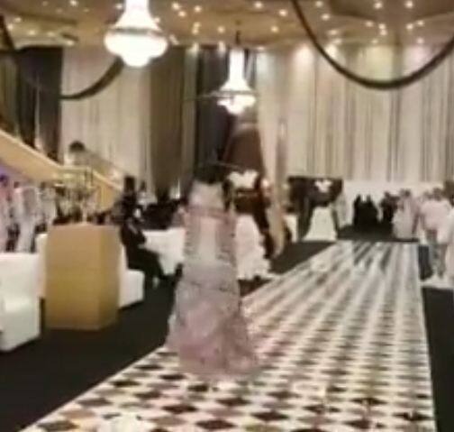 इसी के चलते सउदी अरब में एक फैशन शो हुआ जहां मॉडल्स की जगह ड्रोन के जरिए डिजानर कपड़ों के कलेक्शन को लॉन्च किया गया. फोटोः ट्विटर 