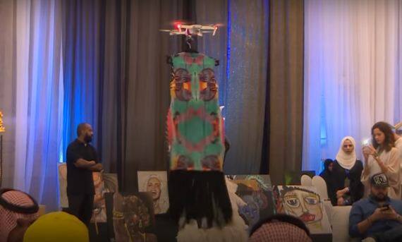 ये फैशन शो कम बल्कि भूतहा शो ज्यादा लग रहा था. हवा में कपड़े बिना किसी मदद के उड़ते दिखाई दे रहे हैं. फोटोः ट्विटर 