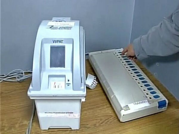 Election Commission says that excessive exposure to light damaged the VVPAT machines during the by polls उपचुनाव में वीवीपैट को लेकर आई शिकायतों पर चुनाव आयोग ने कहा- अत्यधिक रोशनी से ख़राब हुईं मशीनें