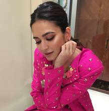 पूरे कपड़ों में बॉथटब में बैठकर इस हीरोइन ने करवाया फोटोशू़ट, देखें तस्वीरें