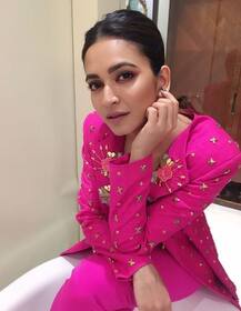 पूरे कपड़ों में बॉथटब में बैठकर इस हीरोइन ने करवाया फोटोशू़ट, देखें तस्वीरें