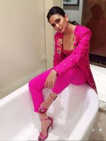 पूरे कपड़ों में बॉथटब में बैठकर इस हीरोइन ने करवाया फोटोशू़ट, देखें तस्वीरें