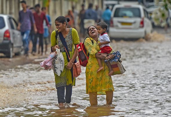 मुंबई में भारी बारिश से कई इलाकों में भरा पानी, अगले तीन दिनों तक नहीं मिलेगी राहत