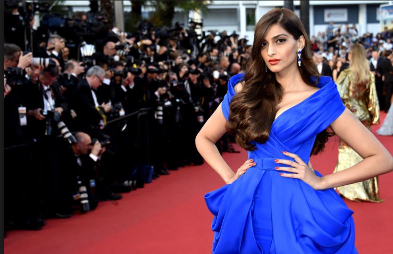 Sonam Kapoor Photos: एक्टिंग के साथ-साथ फैशन की वजह से चर्चा में रहती हैं सोनम कपूर, देखें- साड़ी से लेकर बिकिनी तक 50 ग्लैमरस तस्वीरें