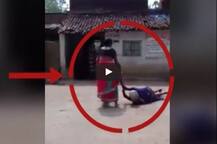 Viral Video: बेरहम बहू ने सास को सड़क पर घसीट-घसीटकर पीटा