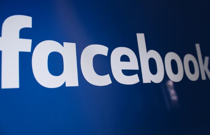 न्यूयॉर्क टाइम्स ने इस हफ्ते की शुरुआत में ही एक रिपोर्ट जारी की जिसके मुताबिक फेसबुक ने सैमसंग, हुआवे, एपल जैसी 60 फोन मेकर कंपनियों के साथ यूजर का प्राइवेट डेटा शेयर किया. इतना ही नहीं यूजर्स के दोस्तों का भी डेटा इन फोन मेकर कंपनियों के साथ शेयर किया गया. NYT की रिपोर्ट के मुताबिक फेसबुक ने कहा था कि किसी भी इंटिग्रेटेड एपीआई के एक्सेस को खत्म किया जाएगा लेकिन अभी भी फेसबुक कई लोगों के साथ ऐसी साझेदारी रखता है जिसके तहत डेटा एक्सेस किया जा सके. फेसबुक ने अपने हालिया बयान में माना है कि उसने चीन की फोन मेकर कंपनियों के साथ डेटा शेयर किया गया. फेसबुक ने साल 2010 में कंपनियों के साथ डेटा को लेकर ये समझौता किया था. इनमें से कई समझौते अब तक चल रहे है. (तस्वीर: गूगल फ्री इमेज)