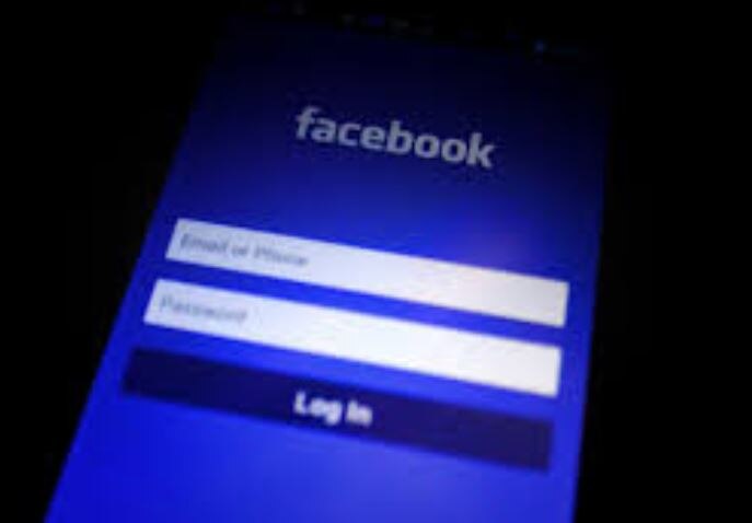 मंत्रालय का कहना है कि सरकार इन चीजों से बेहद परेशान है. कैंब्रिज एनालिटिका मामले के बाद से फेसबुक पर शिकंजा कसा जा रहा है. कंपनी इससे पहले माफी भी मांग चुकी है. कैंब्रिज एनालिटिका को जो डेटा लीक हुआ उसमें फेसबुक का कहना है कि भारत में 335 लोग इससे सीधे प्रभावित हुए जबकि 5,62120 ऐसे लोग थे जो यूजर्स के दोस्त थे. (तस्वीर: गूगल फ्री इमेज)