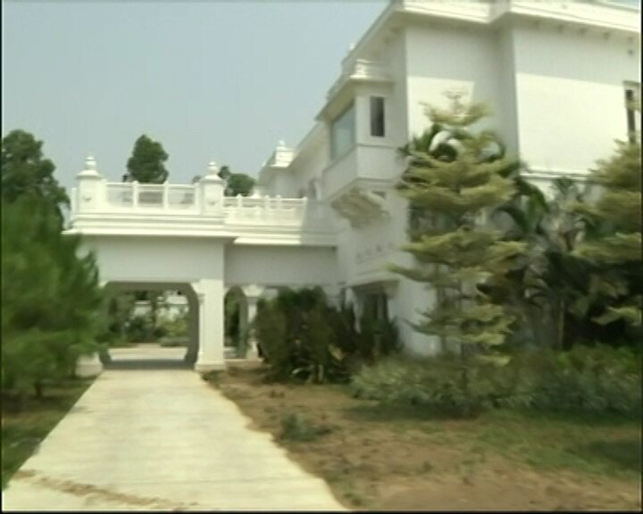 akhilesh yadav govt bungalow damage after his family vacates अखिलेश के छोड़ते ही उजाड़ दिया गया सरकारी बंगला, टाइलें और टोंटियां तोड़ीं, स्विमिंग पूल भी भरा