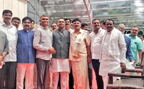 कर्नाटक कांग्रेस में कलह: मंत्री नहीं बनाए जाने से कई MLA नाराज, हाईकमान की उड़ी नींद कर्नाटक कांग्रेस में कलह: मंत्री नहीं बनाए जाने से कई MLA नाराज, हाईकमान की उड़ी नींद