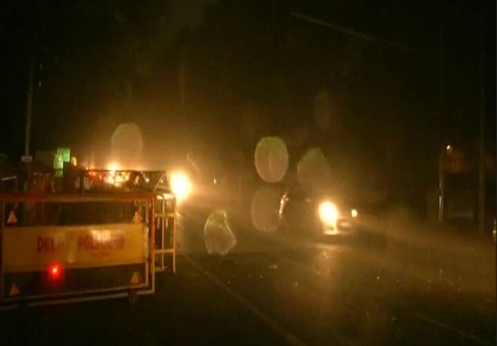 दिल्ली और इससे सटे इलाकों में तेज आंधी के साथ अंधेरा छा गया है.