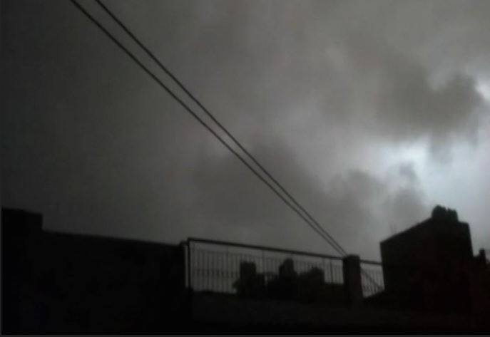 आंधी के साथ तेज हवाएं चल रही हैं और दिन में ही रात जैसा मौसम हो गया है