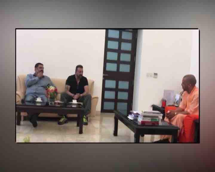 संजय दत्त और मुख्यमंत्री के बीच हुई ये मुलाकात खासी लंबी तो नहीं थी लेकिन मुलाकात के दौरान दोनों ही हल्के फुल्के मूड़ में दिखाई दिए. संजय दत्त ने अपनी आने वाली फिल्म प्रस्थानम के बारे में भी सीएम को जानकारी दी.
