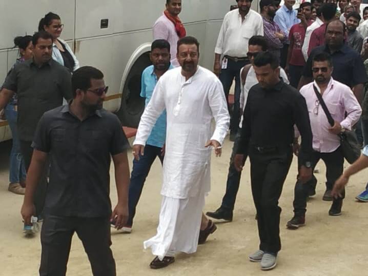 संजय दत्त के बारे में बता दें कि वो कभी समाजवादी पार्टी में रहे हैं लेकिन मुंबई हमला केस में आर्म्स एक्ट में सजा हुई तो उन्होंने राजनीति से किनारा कर लिया.