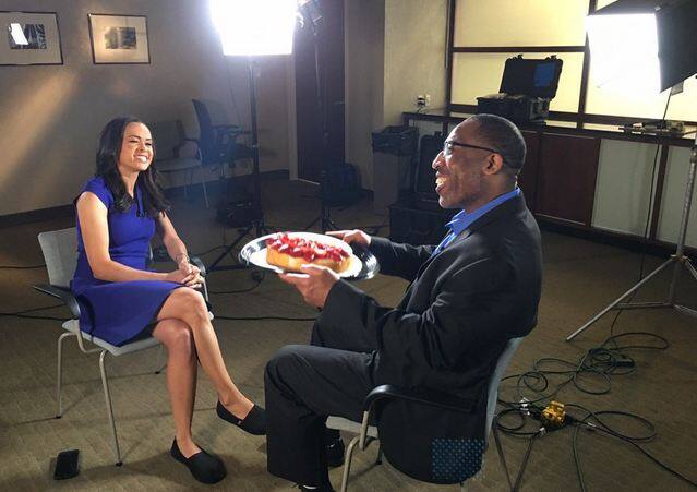  अफ्रीकन अमेरिकन एंथनी राइट को 1991 के बलात्कार और हत्या मामले में बिना पेरोल के उम्र कैद की सजा सुनाई गई थी. डीएनए जांच के बाद में साबित हुआ कि राइट बेकसूर है. एंथनी को 2016 के अंत में रिहा कर दिया गया था. लेकिन उन पर अब इनोसेंट प्रोजेक्ट के तहत डॉक्यूमेंट्री बनी है. फोटोः ट्विटर/ इनोसेंट प्रोजेक्ट