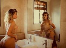 ब्रिटिश मॉडल ने कराया टॉपलेस फोटोशूट, तस्वीरें इंटरनेट पर मचा रही हैं सनसनी