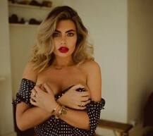 ब्रिटिश मॉडल ने कराया टॉपलेस फोटोशूट, तस्वीरें इंटरनेट पर मचा रही हैं सनसनी