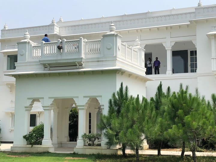  उजड़ गया अखिलेश यादव का सरकारी बंगला, अब कुछ ऐसा है हाल, देखिए अंदर की तस्वीरें