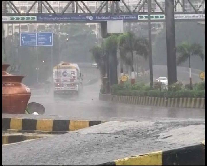 देश की आर्थिक राजधानी मुंबई में देर रात से लगातार भारी बारिश हो रही है. कई इलाकों में जल भराव जैसी स्थिति बनी हुई है. ठाणे शहर, भिवंडी, कल्याण में तेज हवाओं के साथ बारिश से जन-जीवन प्रभावित हुआ है. वहीं भिवंडी, कालवा मुंब्रा, लोकमान्य नगर में कई घंटों तक बत्ती गुल रही. 