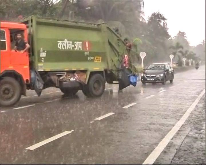 मौसम विभाग ने कहा है कि दक्षिण पश्चिम मानसून के पहले से अधिक सक्रिय होने के कारण तटीय कर्नाटक, गोवा और दक्षिण महाराष्ट्र में अगले कुछ दिनों तक तेज बारिश का दौर जारी रहेगा.