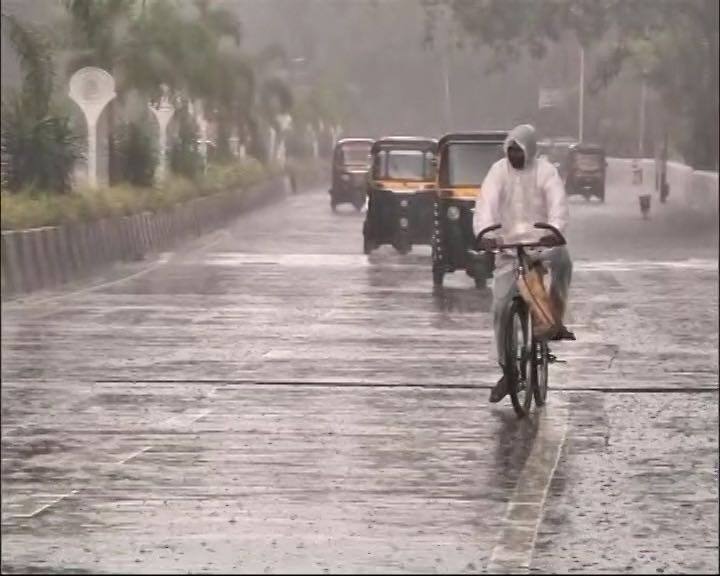 आठ जून से 12 जून के बीच गोवा और कोंकण के तटीय क्षेत्र में 40 से 60 किलोमीटर प्रति घंटे की रफ्तार से हवा बहने की चेतावनी जारी की गई है. आमतौर पर ये कहा जा रहा था कि मुंबई में मानसून 10 जून से आ सकता है.
