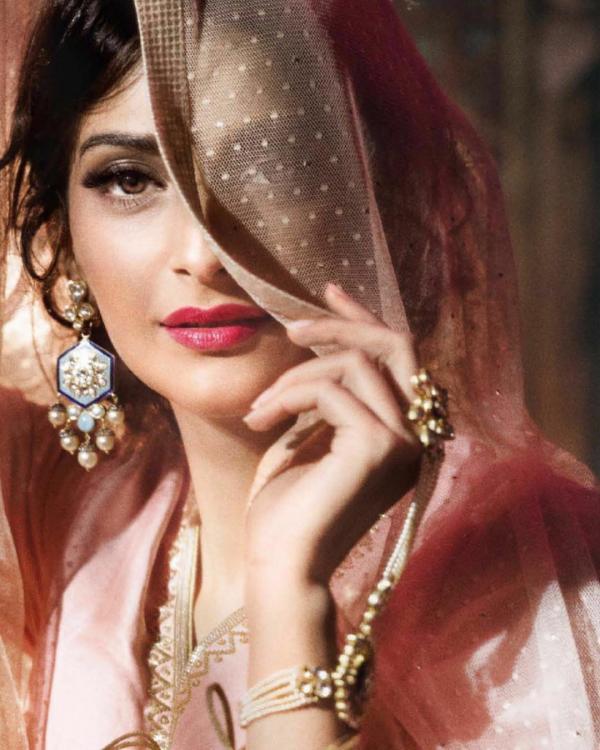 Sonam Kapoor Photos: एक्टिंग के साथ-साथ फैशन की वजह से चर्चा में रहती हैं सोनम कपूर, देखें- साड़ी से लेकर बिकिनी तक 50 ग्लैमरस तस्वीरें