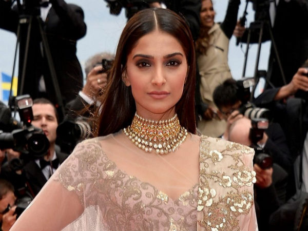 Sonam Kapoor Photos: एक्टिंग के साथ-साथ फैशन की वजह से चर्चा में रहती हैं सोनम कपूर, देखें- साड़ी से लेकर बिकिनी तक 50 ग्लैमरस तस्वीरें