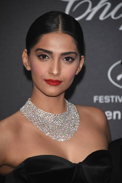 Sonam Kapoor Photos: एक्टिंग के साथ-साथ फैशन की वजह से चर्चा में रहती हैं सोनम कपूर, देखें- साड़ी से लेकर बिकिनी तक 50 ग्लैमरस तस्वीरें