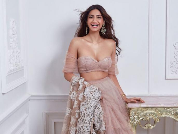 Sonam Kapoor Photos: एक्टिंग के साथ-साथ फैशन की वजह से चर्चा में रहती हैं सोनम कपूर, देखें- साड़ी से लेकर बिकिनी तक 50 ग्लैमरस तस्वीरें