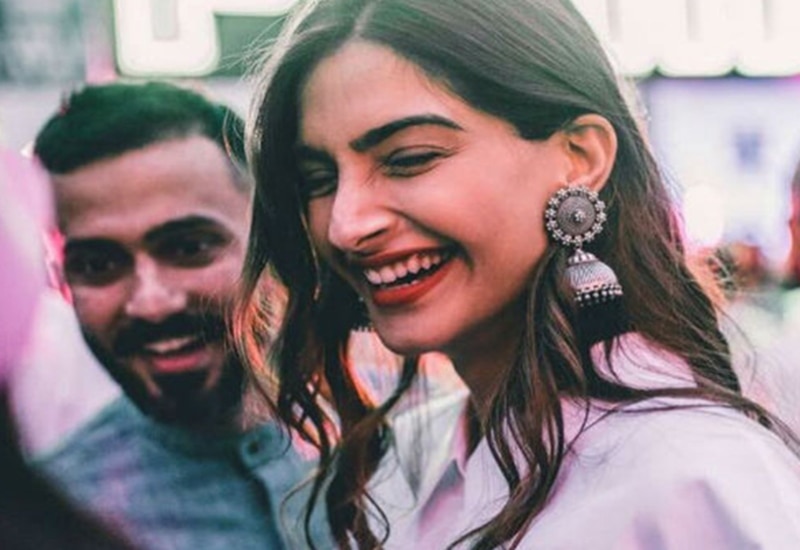 Sonam Kapoor Photos: एक्टिंग के साथ-साथ फैशन की वजह से चर्चा में रहती हैं सोनम कपूर, देखें- साड़ी से लेकर बिकिनी तक 50 ग्लैमरस तस्वीरें