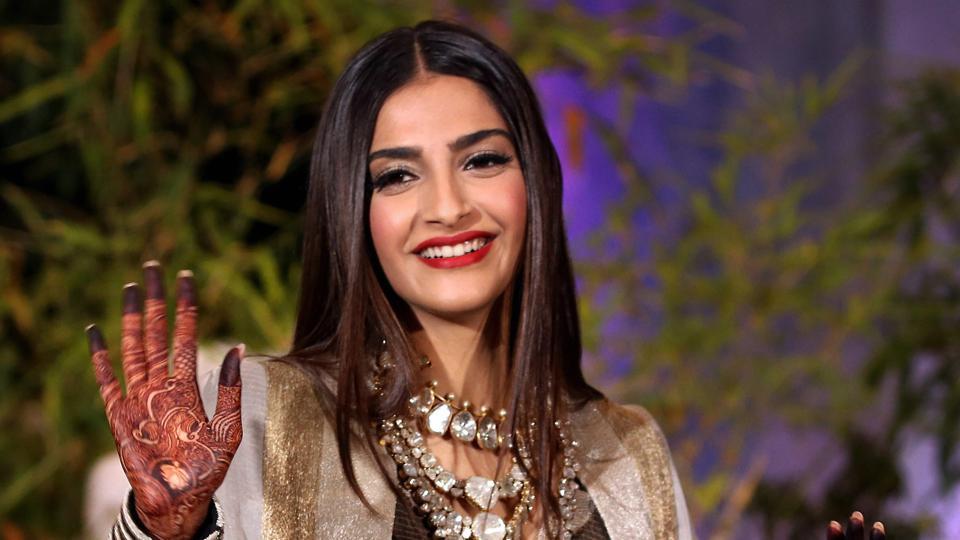 Sonam Kapoor Photos: एक्टिंग के साथ-साथ फैशन की वजह से चर्चा में रहती हैं सोनम कपूर, देखें- साड़ी से लेकर बिकिनी तक 50 ग्लैमरस तस्वीरें