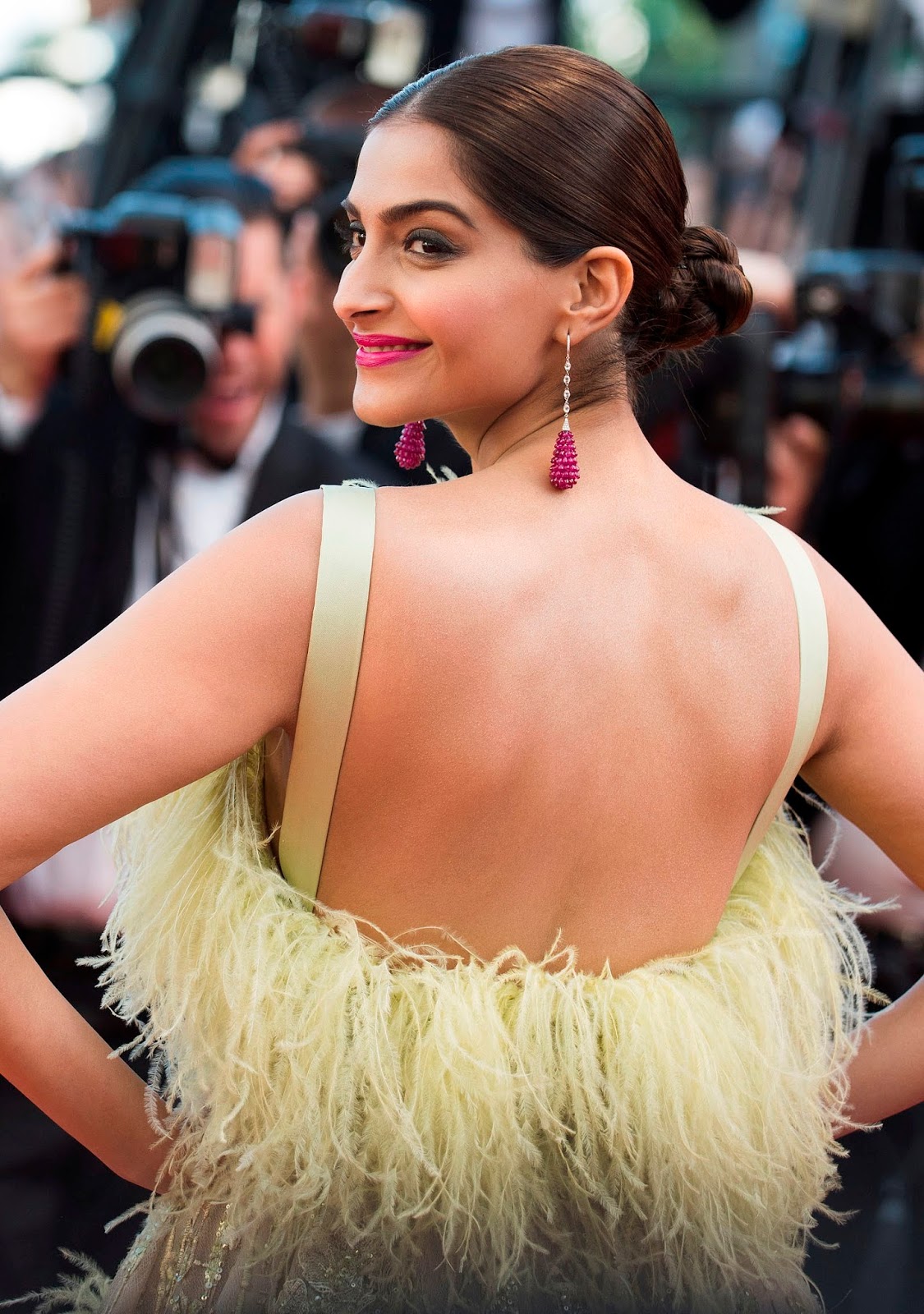 Sonam Kapoor Photos: एक्टिंग के साथ-साथ फैशन की वजह से चर्चा में रहती हैं सोनम कपूर, देखें- साड़ी से लेकर बिकिनी तक 50 ग्लैमरस तस्वीरें