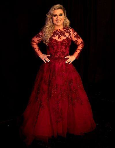 केली ने बताया कि एक्सरसाइज ना करते हुए भी वे आज वाइन पीती हैं, फ्राइड चिकन और केक खाती हैं. लेकिन ये कोशिश करती हैं कि वो हेल्दी तरीके से बना हो. फोटोः इंस्टाग्राम