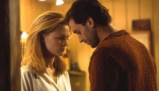 किलिंग मी सॉफ्टली- एक महिला का अपने पति से ब्रेकअप हो जाता है. जिसके बाद उसकी मुलाकात एक सेलिब्रिटी माउंटेनियर से होती है जिसके कई खुफिया राज हैं. दोनों अलग-अलग अंदाज में एक्सपेरिमेंटल रिलेशन बनाते हैं. लेकिन बाद में माउंटेनियर का राज खुल जाता है. फिल्‍म में काफी इरोटिक सींस दिखाए गए हैं. फोटोः इंस्टाग्राम