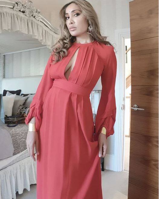 अभिनेत्री सोफिया हयात हाल ही में व्लाद स्टेनेसकाऊ के साथ अपने रिलेशन को लेकर काफी सुर्खियों में रही थी. अक्सर ही अपनी बोल्डनेस और बयानों को लेकर लाइमलाइट में रहने वाली सोफिया ने सोशल मीडिया पर एक शख्स के साथ हुई चैट के कुछ स्क्रीनशॉट शेयर किए हैं. (Photo: sofiahayat)