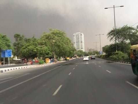 आंधी-तूफान के चलते सड़कें वीरान सी हो गई हैं.