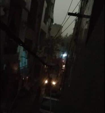 दिल्ली के अंदरूनी इलाकों में भी लोगों को दिक्कत का सामना करना पड़ रहा है.