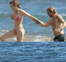 समुद्र में नहाते हुए अचानक खिसक गई इस हसीना की बिकनी और गई Oos! मोमेंट का शिकार