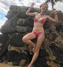 समुद्र में नहाते हुए अचानक खिसक गई इस हसीना की बिकनी और गई Oos! मोमेंट का शिकार