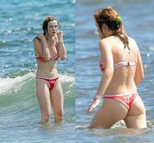 समुद्र में नहाते हुए अचानक खिसक गई इस हसीना की बिकनी और गई Oos! मोमेंट का शिकार