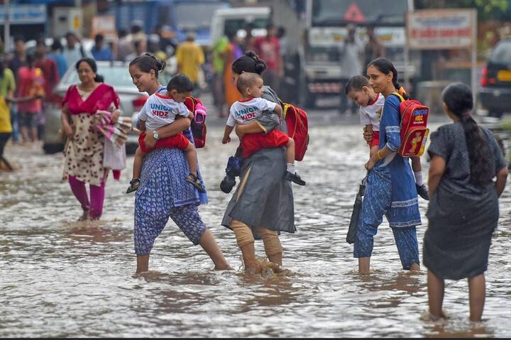 मुंबई में मॉनसून शनिवार को आधिकारिक रूप से पहुंच गया और महानगर व महाराष्ट्र के अन्य भागों में तेज बारिश हो रही है. भारतीय मौसम विभाग ने अगले 48 घंटों में महानगर और उपनगरीय इलाकों में गरज के साथ भारी बारिश का अनुमान जताया है.