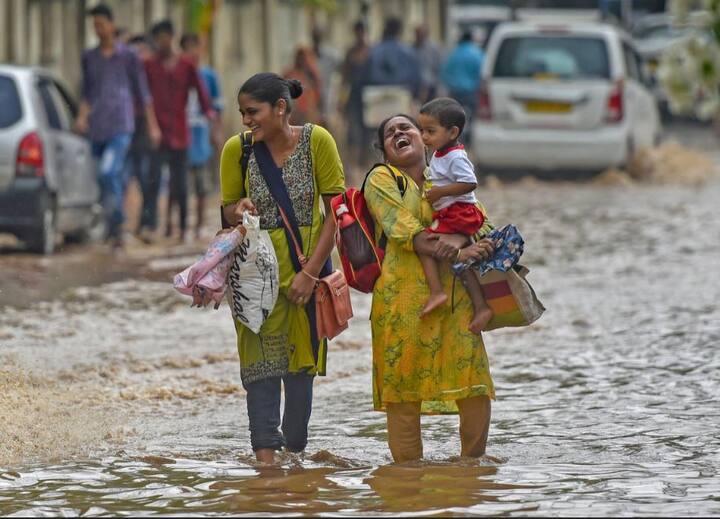 मध्य मुंबई के दादर पूर्व, परेल, सायन, किंग्स सर्किल और आसपास के इलाकों में पानी जमा होने से यातायात बुरी तरह प्रभावित हुआ और जाम से बचने के लिए मार्ग में बदलाव किए गए हैं.