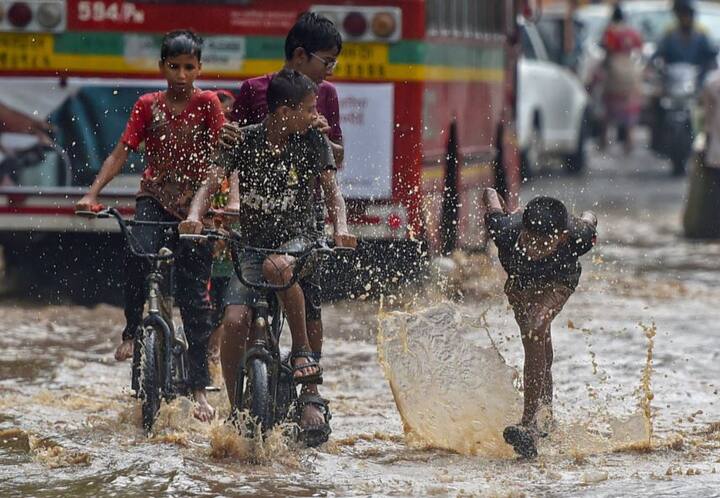 अधिकतर जगहों पर लगातार बारिश हो रही है.