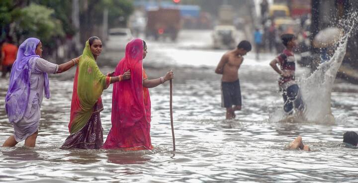 बृहन्मुंबई नगर निगम ने कहा कि दोपहर तक दक्षिण मुंबई में 33.10 मिलीमीटर और उपनगरीय इलाकों में 33.80 मिलीमीटर की बारिश दर्ज की गई.