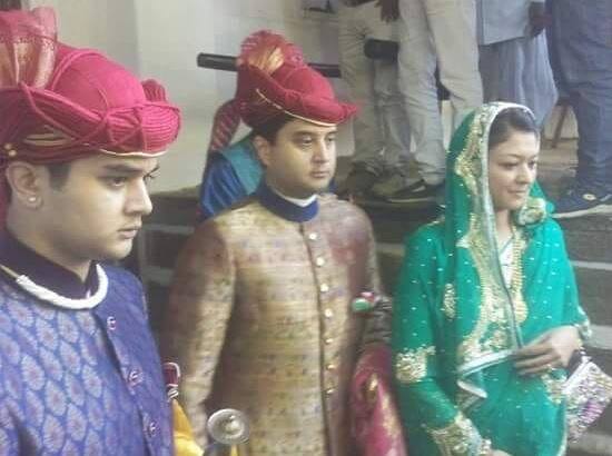महाआर्यमन कांग्रेस सांसद ज्योतिरादित्य सिंधिया के बेटे हैं. इनकी मां का नाम प्रियदर्शिनी राजे सिंधिया है