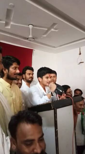 आर्यमन ने मंच से बोलते हुए कहा कि लोग झूठ बोलकर राजनीति कर रहे हैं. हमे इस बार प्रदेश में राजनीति का चेहरा बदलना है.