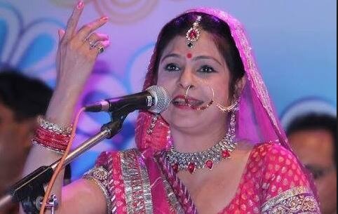 Singer Malini Awasthi criticized akhilesh yadav on Government Bunglow issue सरकारी बंगले के बहाने गायिका मालिनी अवस्थी ने अखिलेश यादव पर मारा ताना