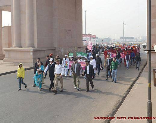 Shubham soti foundation unique intiative to aware people over traffic rules and regulations  हादसे में खो दिया था एकलौता बेटा, 'सड़क सुरक्षा' को बना लिया जीवन का मिशन