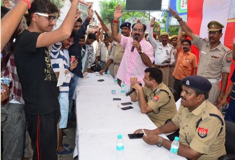 ट्रैफिक नियमों को तोड़ने वाले लोगों को शरबत पिला रही है कानपुर पुलिस