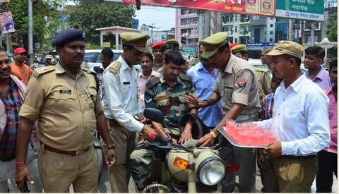 ट्रैफिक नियमों को तोड़ने वाले लोगों को शरबत पिला रही है कानपुर पुलिस