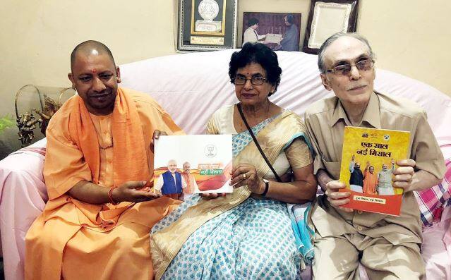 UP CM Yogi AdityaNath meets Prof Saroj Chudamadi who learnt Sanskrit at the age of 73 years 73 साल की उम्र में समर कैंप जाकर इन्होंने सीखी संस्कृत, सीएम योगी ने की मुलाकात
